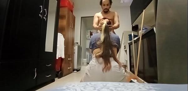 trendsINCREÍBLE! mi tía entró a la casa cuando estaba haciendo aseo desnudo y cayó en la trampa. Lo que ella no sabía es que la estaba grabando